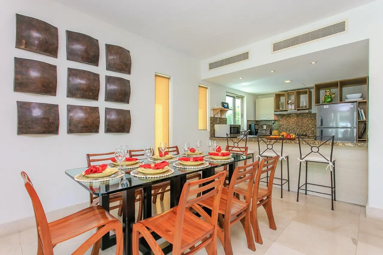 3-Level Condo With A Private Balcony & Rooftop Lounge Playa del Carmen