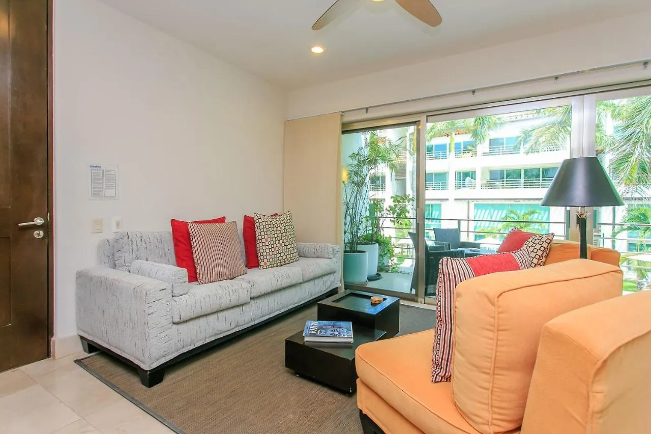 3-Level Condo With A Private Balcony & Rooftop Lounge Playa del Carmen Apartment