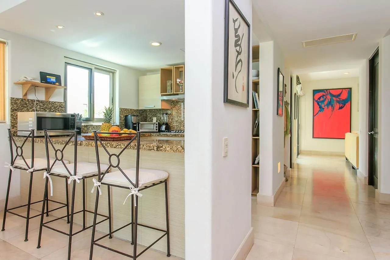 3-Level Condo With A Private Balcony & Rooftop Lounge Playa del Carmen Apartment